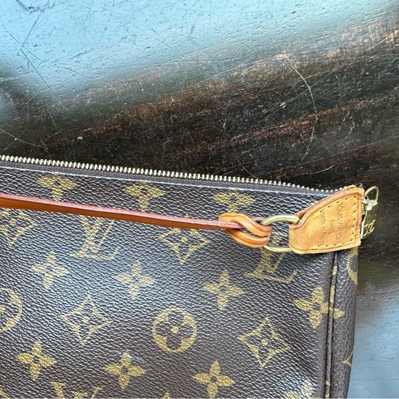 LOUIS VUITTON AUTHENTICATED Monogram Canvas Pochette Accessoires & 46.5" Strap - Picture 12 of 16